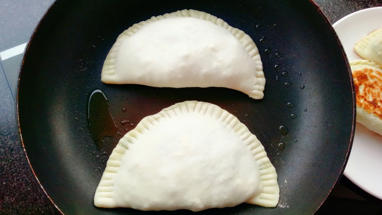 香喷喷的韭菜盒子,放锅中小火烙至两面金黄