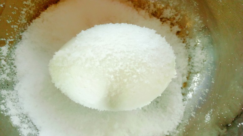 腌咸蛋,再放入盐中沾上食盐,一定要均匀