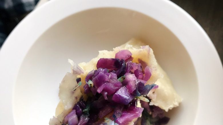 紫甘蓝粉丝虾皮蒸饺,颜色是梦幻的紫色,很有食欲吧