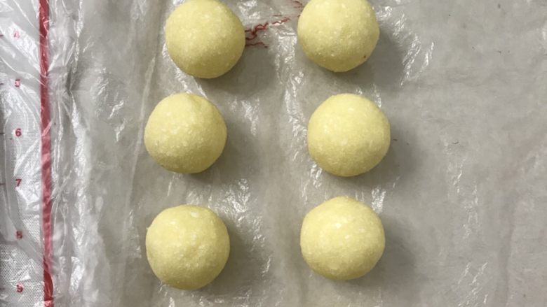 荷花椰蓉酥,这时候把冷藏的椰蓉馅料拿出来,平均分成10份滚圆备用