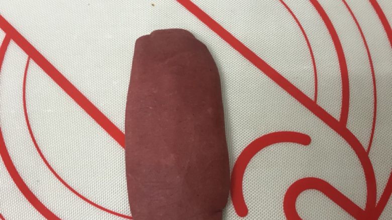 荷花椰蓉酥,调整方向,收口朝下用手掌压扁,用擀面杖从中间向两头擀开,长在13厘米左右