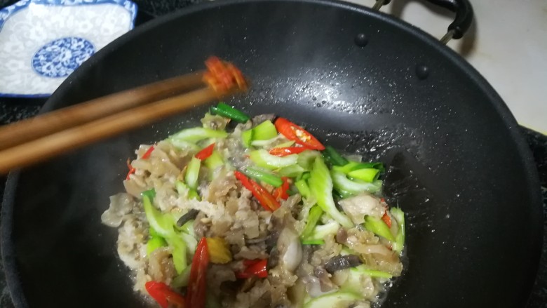 #客家美食#酸辣牛头肉,加入<a style='color:red;display:inline-block;' href='/shicai/ 691'>辣椒酱</a>,喜欢辣的宝宝可以多加点