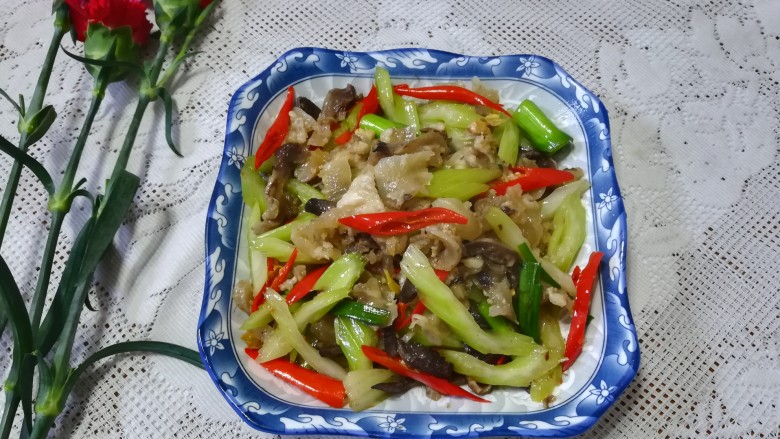 #客家美食#酸辣牛头肉,成品图。
在客家美食里,最受欢迎的菜之一,酸辣牛头肉就做好了。
它真的是非常棒的下酒菜,保证你吃上一次就忘不了。