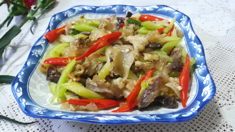 #客家美食#酸辣牛头肉,成品图。
有牛头肉,怎么可以没有酒?
不说了,我找酒去,哈哈哈哈!