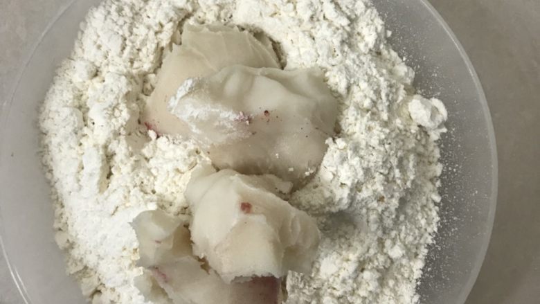 荷花椰蓉酥,油酥食材放一起用手揉均匀,借用刮板揉成光滑面团
