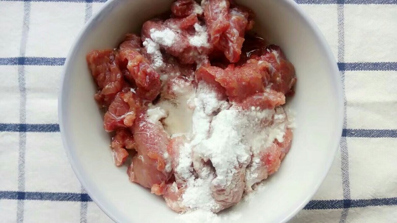 湿炒牛肉河粉,泡好的牛肉再清洗一下然后放入一勺玉米油,一勺<a style='color:red;display:inline-block;' href='/shicai/ 512'>玉米淀粉</a>