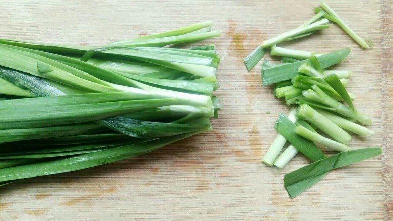 湿炒牛肉河粉,韭菜洗干净后去掉一点头尾