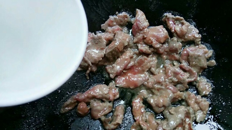 湿炒牛肉河粉,翻炒好的牛肉加入开水