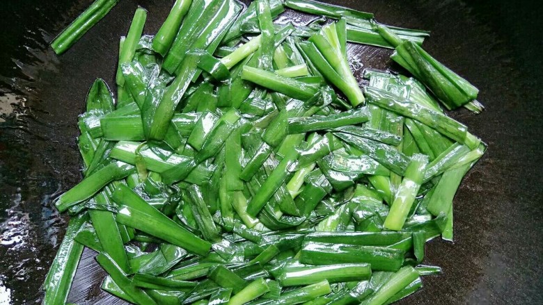 湿炒牛肉河粉,锅里放油,油热后放入韭菜炒几下