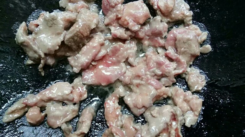 湿炒牛肉河粉,锅里再加入少许油,油热后放入牛肉翻几下
