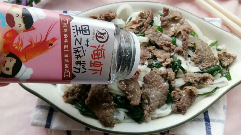 湿炒牛肉河粉,将煮好的牛肉敷上河粉再撒上海虾黑芝麻补钙又香