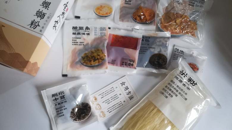 柳州螺蛳粉, 这种半成品的螺丝粉,食用起来非常方便,螺蛳粉的味美是因为它有着独特的汤料,汤料是由螺蛳肉、三奈、八角、丁香等多种天然香料制成的,味道非常鲜美。