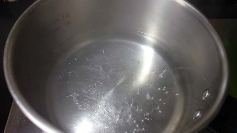 柳州螺蛳粉,锅里加入500毫升的水烧开,保持小火微沸。