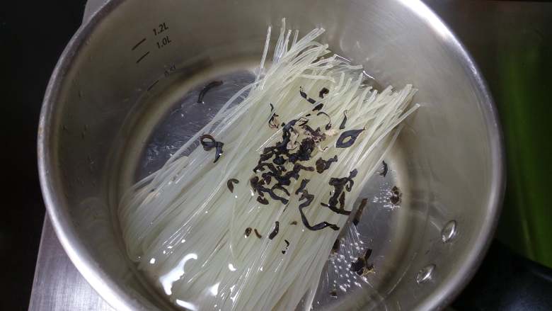柳州螺蛳粉,把米粉和干木耳放入锅中煮十分钟左右。