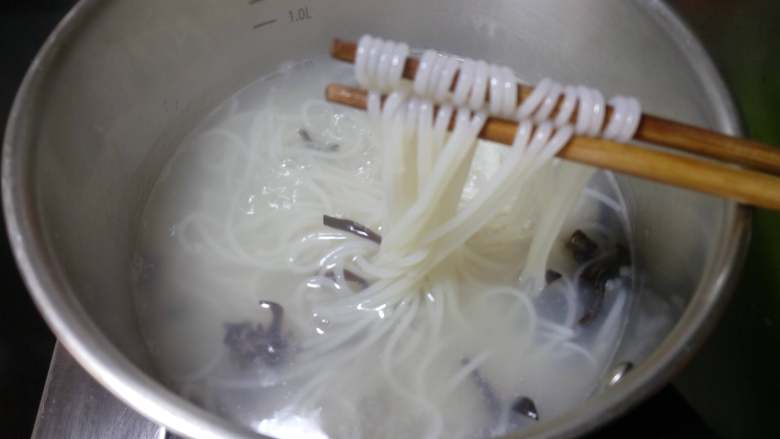 柳州螺蛳粉,米粉能够夹断就可以啦。