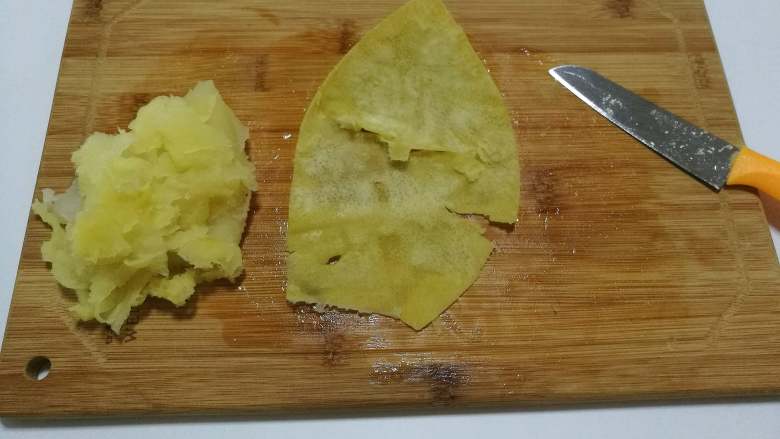 糖渍柚皮丝,煮好的柚子皮取出,去掉白囊部位,只留黄色的表皮。