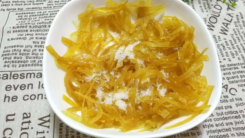 糖渍柚皮丝,撒上10克白糖拌匀。