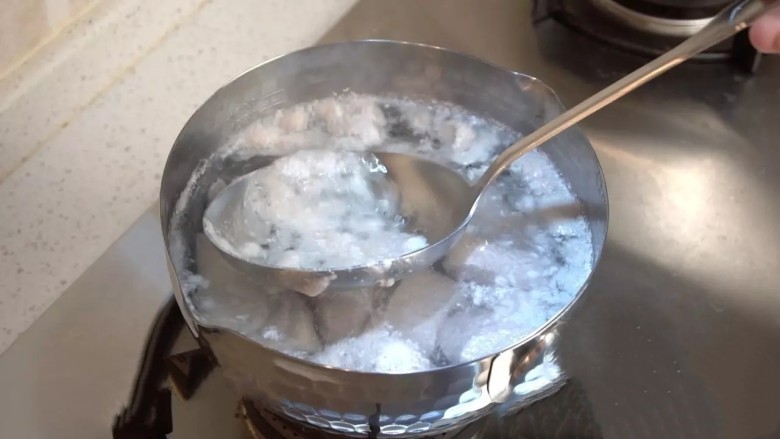 自制肉松,肉冷水下锅,水开后舀去表面的浮沫