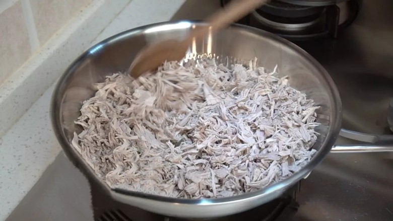 自制肉松,放入肉丝,加入适量盐,不停的翻炒,全程用最小火