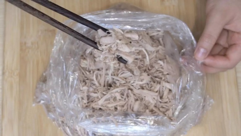 自制肉松,得到这样松散的肉丝