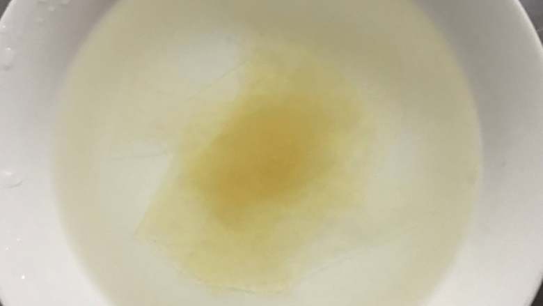 抹茶芝士慕斯蛋糕,吉利丁片剪小,放到凉白开中泡软。