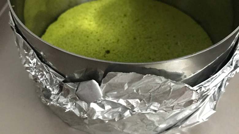抹茶芝士慕斯蛋糕,放到慕斯圈中,慕斯圈底部围一圈锡纸防漏。