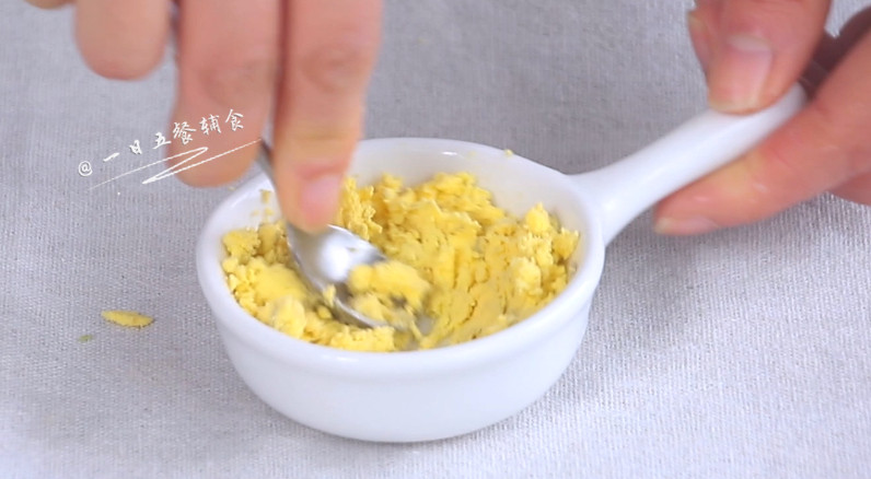 上汤油麦菜,鸡蛋黄和白分开,蛋黄压碎。