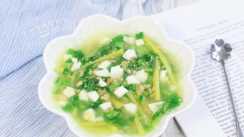 上汤油麦菜,蛋白切丁撒上。