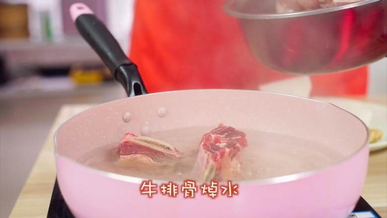 萝卜炖牛仔骨,然后我们要给牛排骨做简单的去腥,烧一锅开水,放入牛排骨,放入<a style='color:red;display:inline-block;' href='/shicai/ 718'>料酒</a>,焯水,洗掉血沫。