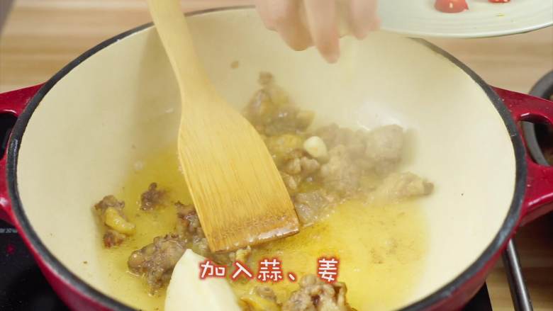 萝卜炖牛仔骨,把切小的油脂下锅,同时加入一块牛油,把油脂煸炒出油