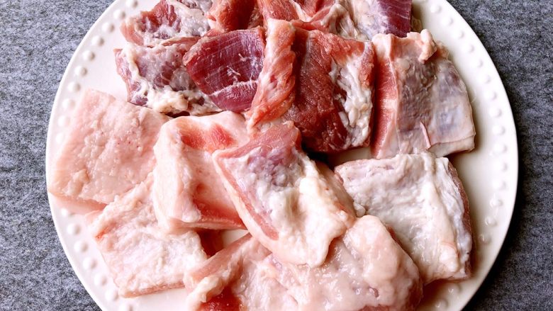 青田蹄膀,把肥肉和瘦肉分别切成大方块,装盘待用