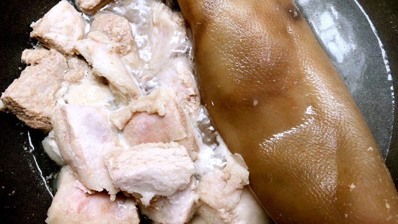 青田蹄膀,锅里的肉水开再焯3分钟就可以了,把肉倒到盆里,用清水洗干净沥干水待用