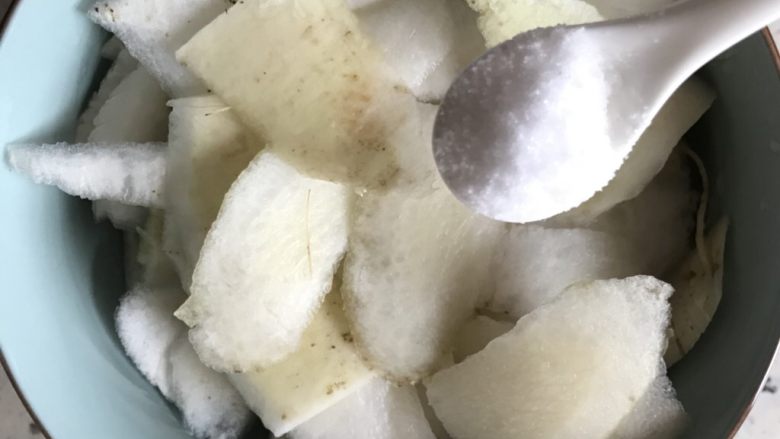 蒸肠萝卜,放入一勺盐腌制(想吃的时候洗干净然后热油爆炒就好)