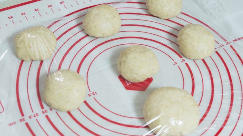 宝宝最爱的面包超人,60克 6个 多出的是制作鼻子和脸蛋的。
用保鲜膜盖好松弛10分钟。