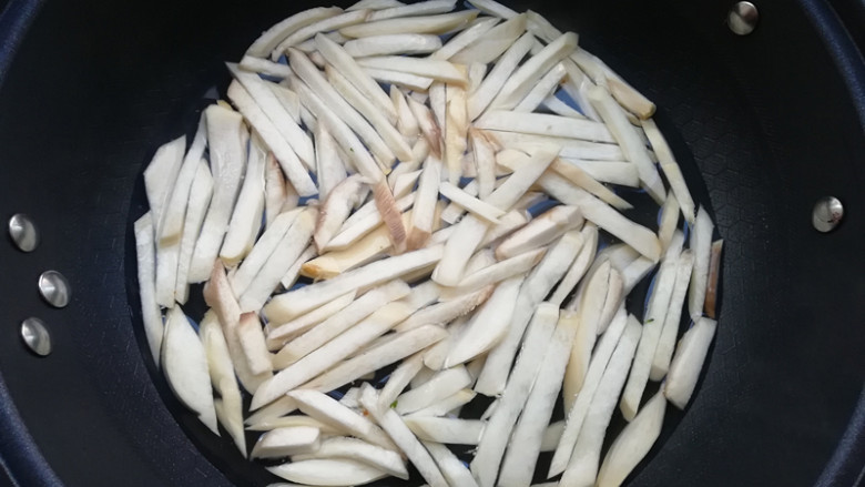 杏鲍菇拌黄瓜,锅加水烧开,下入杏鲍菇焯水