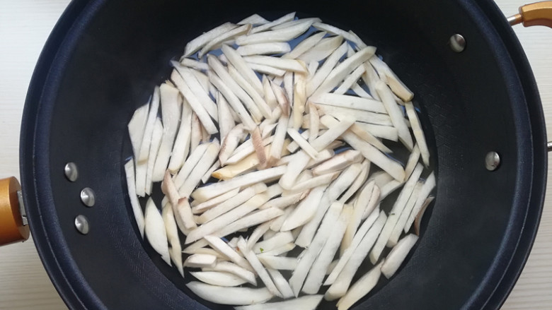 杏鲍菇拌黄瓜,将杏鲍菇煮至变软,煮熟