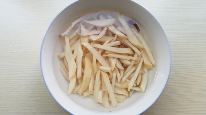 杏鲍菇拌黄瓜,捞出放在冷水中投凉,捞出控净水