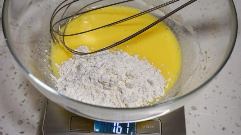 咸甜可丽饼,加入低粉,继续搅拌均匀,也不需要过筛。