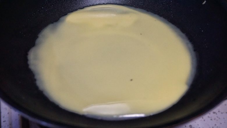 咸甜可丽饼,不沾平底锅小火加热,舀一勺面糊,迅速晃动锅子让面糊均匀铺开,全程保持小火,等面糊发白成型后就可以用翻面再煎一会儿即可。