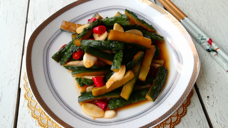 家常腌黄瓜,腌好后冰箱冷藏室保存,随吃随取