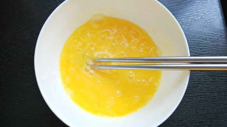 春的气息 荷兰豆白玉菇炒鸡蛋,鸡蛋打散。