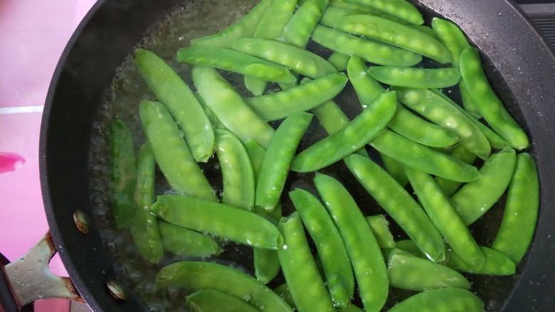 春的气息 荷兰豆白玉菇炒鸡蛋,放几滴食用油,荷兰豆焯水。