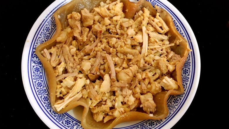 青田蹄膀,把肉皮铺到碗底,(也是皮朝下)把肉盛到肉皮上,放入蒸锅,水开蒸45分钟