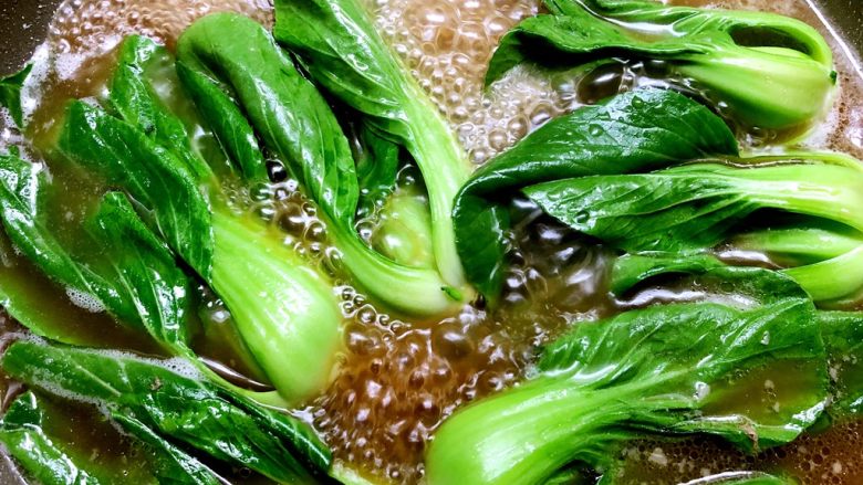青田蹄膀,煮肉的汤烧开,放入上海青烫熟