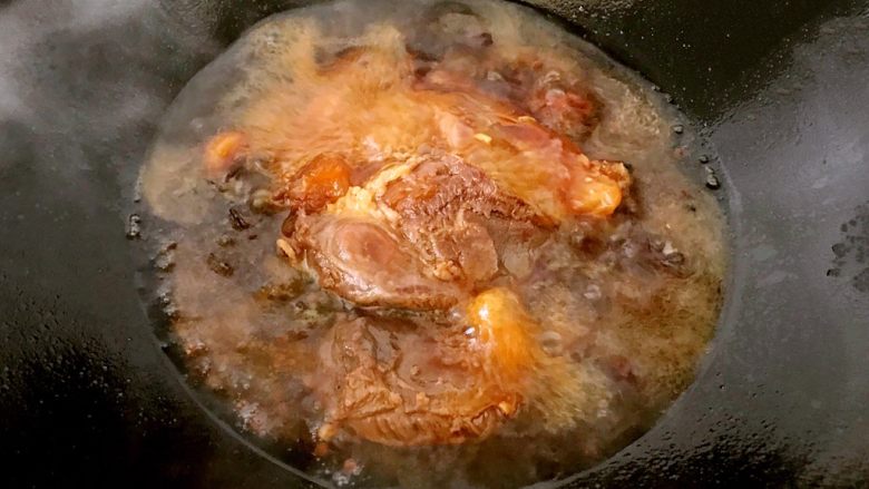 酱牛肉,没有压力锅的情况,也可以直接放在铁锅中,中火慢炖,直至牛肉熟透,炖至酱汁浓稠。