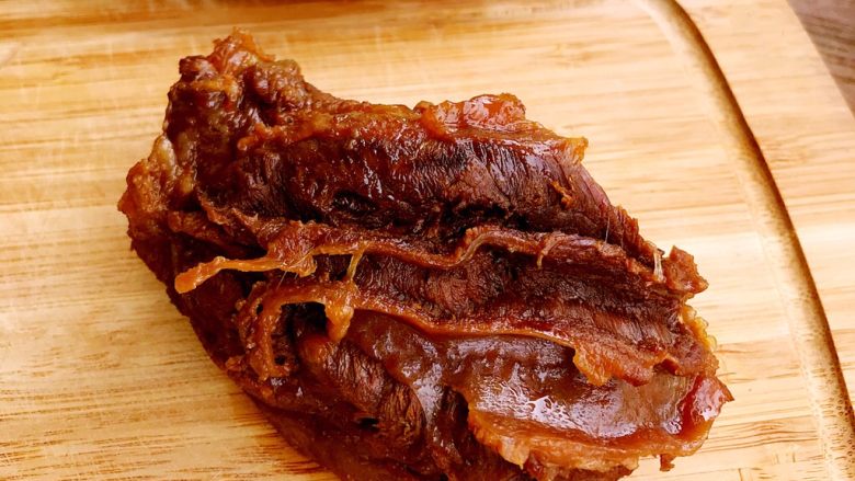酱牛肉,炖好的牛肉取出,放凉,切片会更完整。