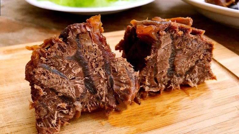 酱牛肉,卤好的牛肉也适合凉拌。切片加入香油,醋,<a style='color:red;display:inline-block;' href='/shicai/ 788'>生抽</a>,蒜蓉,辣椒,滋味无穷。