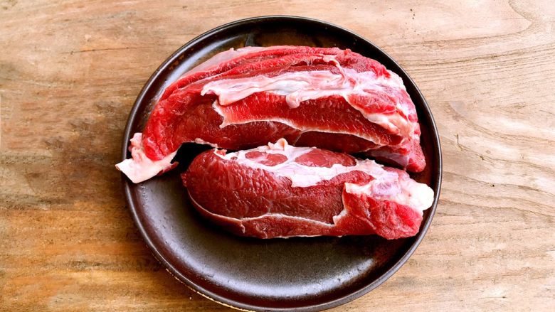 酱牛肉,<a style='color:red;display:inline-block;' href='/shicai/ 4956'>牛腱子肉</a>洗净
