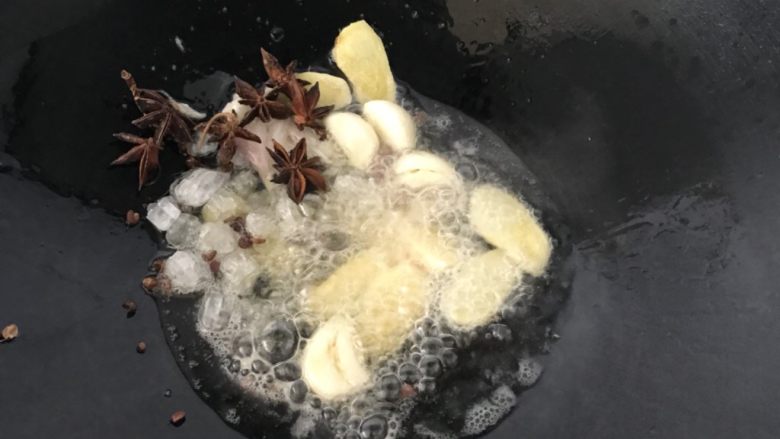 酱牛肉,铁锅热油,爆香香料。可以加入干辣椒,桂皮,香叶一起炒香。