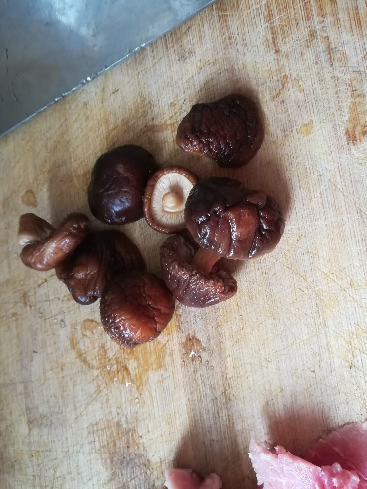 鲜香无比的瘦肉干贝汤,泡发好的香菇